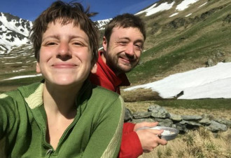 德博士生爬山遭熊猛扑攻击熊脸获救小腿肉被撕