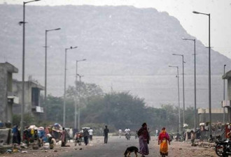 印度垃圾山高度直逼泰姬陵 被指没认真对待危机
