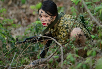 越南美女网红当兵 军营内涂脂抹粉被批闹剧