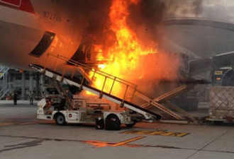 美航客机在香港机场装货时突燃大火