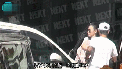 张柏芝三胎儿子首度曝光，弟弟张豪龙贴身互送