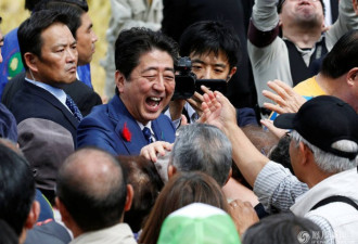 日本众议院选举竞选开始 安倍在集会大吃饭团
