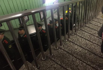 北京朝阳门军人集体乘地铁 排排站上电梯获称赞