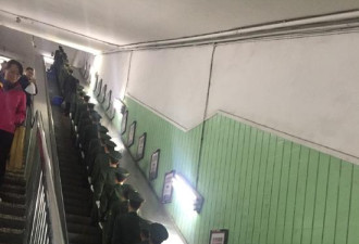 北京朝阳门军人集体乘地铁 排排站上电梯获称赞