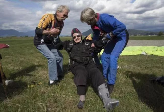 加拿大90岁老太单挑95岁老头：高空跳伞