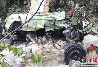印度北方邦大巴坠峡谷 至少44人丧生28人受伤