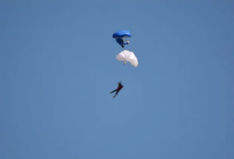 惊魂！多伦多男子高空跳伞 两个降落伞同时失灵