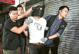 香港一天发生两起汽油弹袭警纵火案 已4人被捕