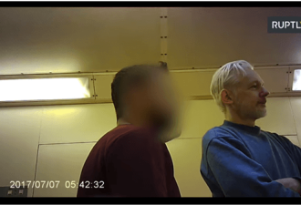 外媒首度曝光阿桑奇在监狱内视频：他明显变瘦