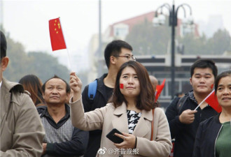 火车站旅客观看十九大开幕式：厉害了中国