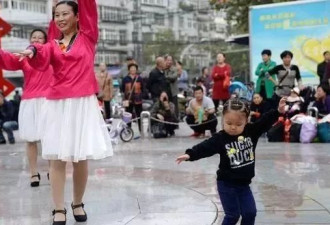 3岁小男孩会跳20多种广场舞，跳坏了4把扇子