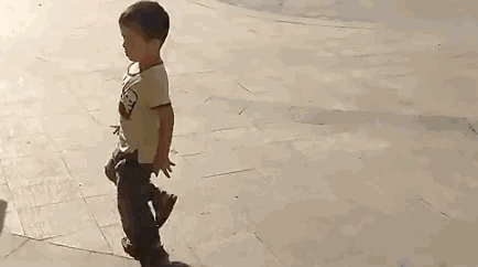 3岁小男孩会跳20多种广场舞，跳坏了4把扇子