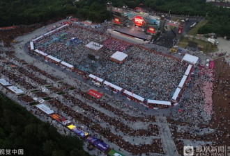 江苏淮安：3万人龙虾宴开席，40吨小龙虾被秒没