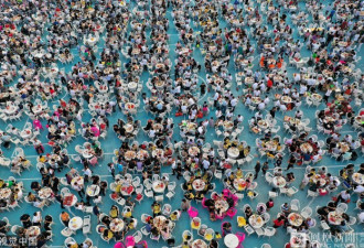江苏淮安：3万人龙虾宴开席，40吨小龙虾被秒没