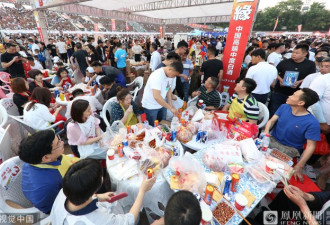 江苏淮安：3万人龙虾宴开席，40吨小龙虾被秒没