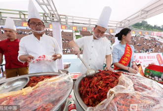 江苏淮安：3万人龙虾宴开席，40吨小龙虾被秒没