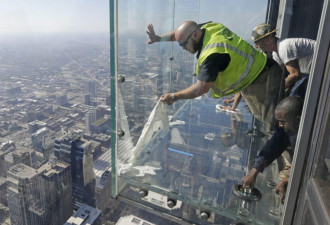 芝加哥最高楼观景台惊魂  103层玻璃突然开裂…