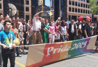 多伦多同性恋大游行震撼登场！小杜呐喊助威
