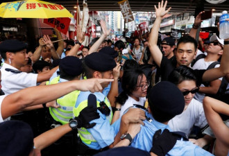 香港游行完结 百人冲入立法会大楼 多人受伤
