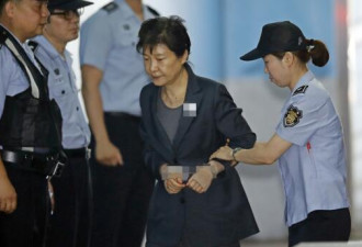 朴槿惠称病缺席庭审 狱中读这本书被指定会复出