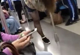 地铁车厢女孩突然跳钢管舞，旁边男生表情亮了