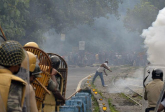 印度大吉岭动乱 抗议者重火力扫射警察