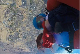 女子4千米高空跳伞，腿被缠无法开伞