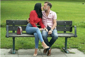 美国知名演员与小40岁脱衣舞娘热恋结婚
