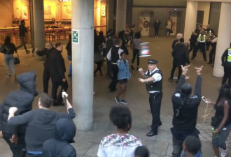 伦敦暴力冲突：100多名青年袭警察，有人持猎刀