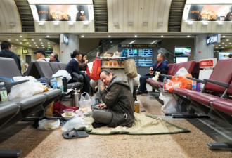 北京男子睡首都机场十年 原因竟是与妻子不和