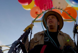 牛人用气球绑椅子 把自己发射到数千米高空