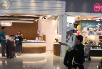 张柏芝带两儿子出游过暑假，Lucas身高赶上妈妈