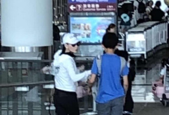 张柏芝带两儿子出游过暑假，Lucas身高赶上妈妈