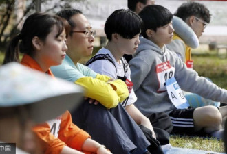 韩国首尔举行发呆比赛 市民坐在草地放空