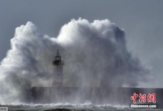 风暴布莱恩袭击英国 狂风掀起巨浪