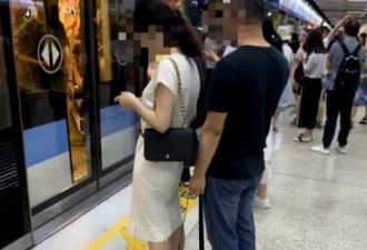 南京地铁色狼拍女乘客裙底 机智保洁员拍照报警