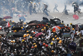 香港抗争72人伤， 选举委员连署要求特首下台！