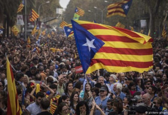 宣布独立还高唱国歌？西班牙首相解散加泰议会