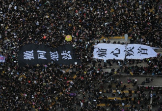 香港“6·16”游行人数破纪录 示威者欲跳桥自杀