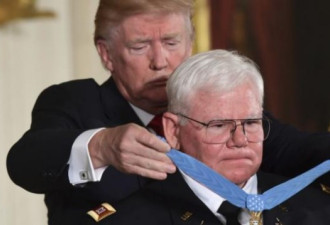 美国总统川普授予退役特种兵荣誉勋章