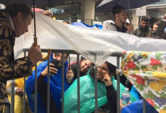 多伦多猛龙球迷暴雨中排队，期待见证历史一刻