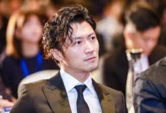 被谢霆锋新发型帅到了，个性烫卷发反到显斯文