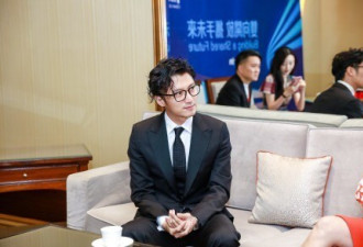 被谢霆锋新发型帅到了，个性烫卷发反到显斯文