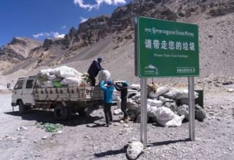 珠穆朗玛峰中国西藏一侧登山垃圾实现分类收集