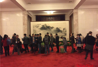 中央政治局常委见面会前，中外记者排队入场
