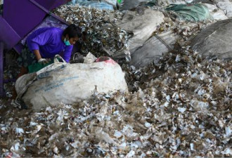 泰国抗议者在政府门前倒废物 呼吁东盟拒收垃圾