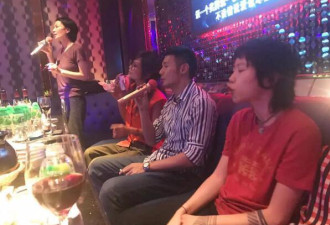 王菲与李荣浩一起唱K 窦靖童在旁边当小粉丝