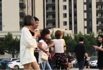 王思聪久违现身约会俩网红 喝咖啡穿拖鞋接地气