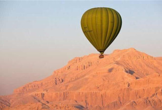 在埃及玩热气球?一阵风把4个人吹进了大沙漠