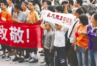 当年地震举牌当空降兵的男孩 成了黄继光班班长